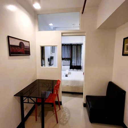 Makati Poblacion Hotel Мандалуйонг Экстерьер фото