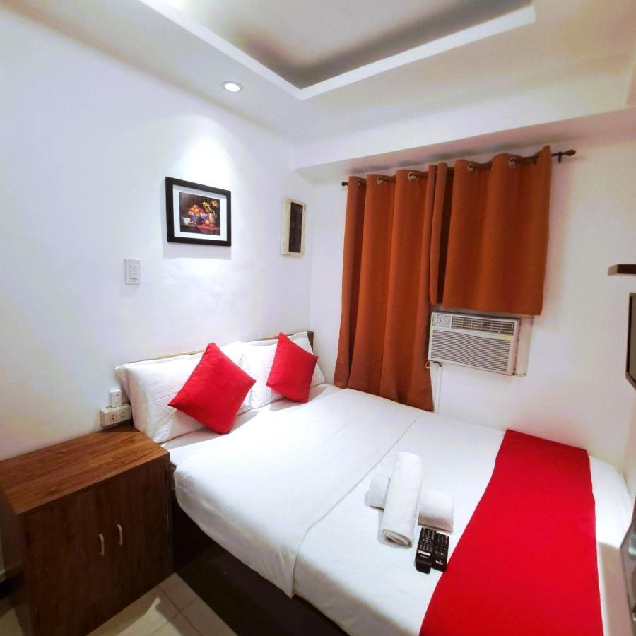 Makati Poblacion Hotel Мандалуйонг Экстерьер фото
