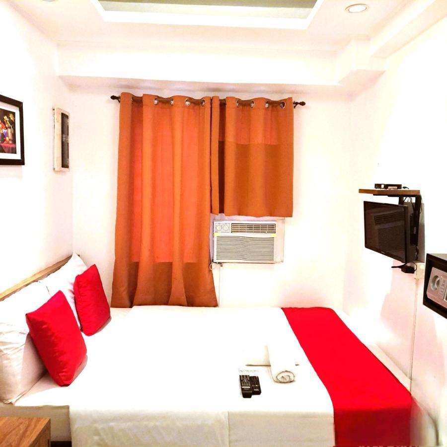 Makati Poblacion Hotel Мандалуйонг Экстерьер фото