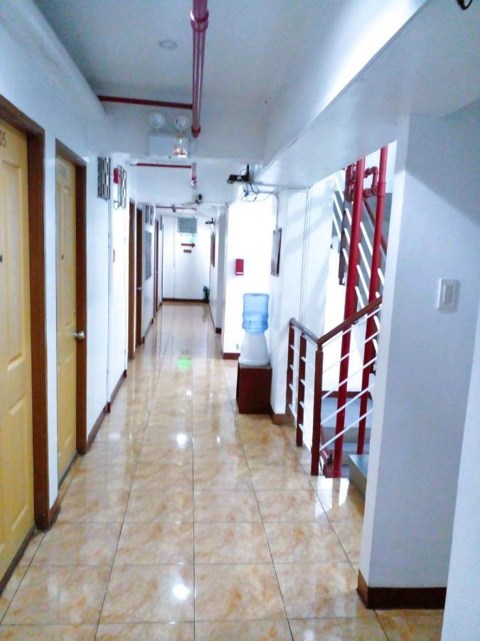 Makati Poblacion Hotel Мандалуйонг Экстерьер фото