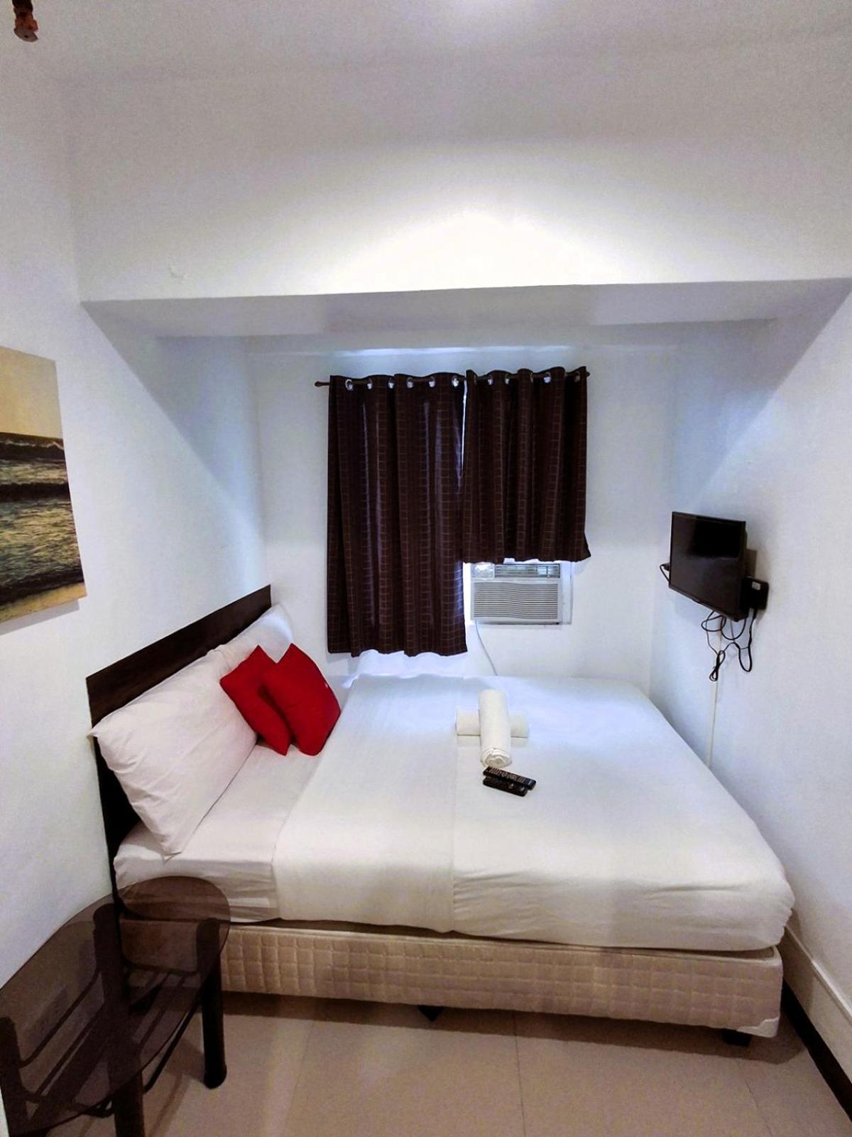Makati Poblacion Hotel Мандалуйонг Экстерьер фото