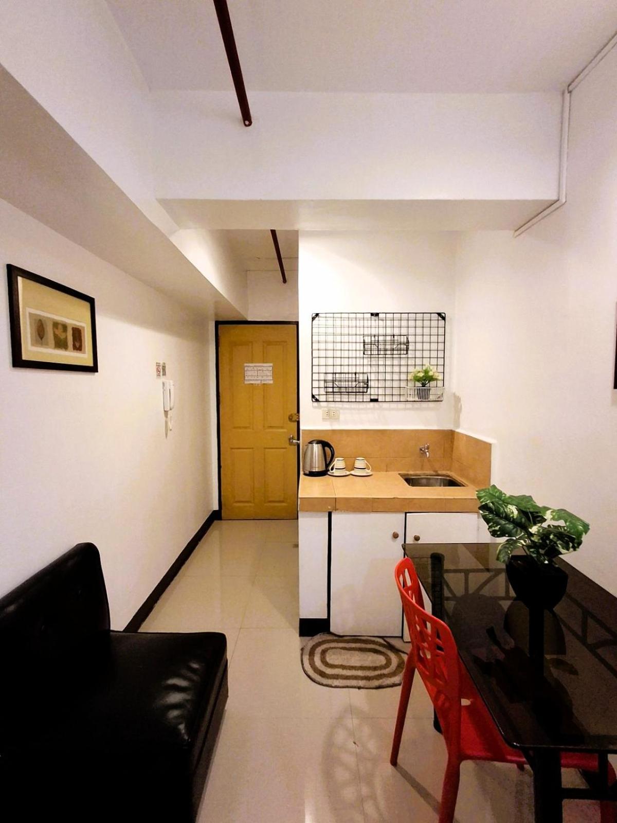 Makati Poblacion Hotel Мандалуйонг Экстерьер фото